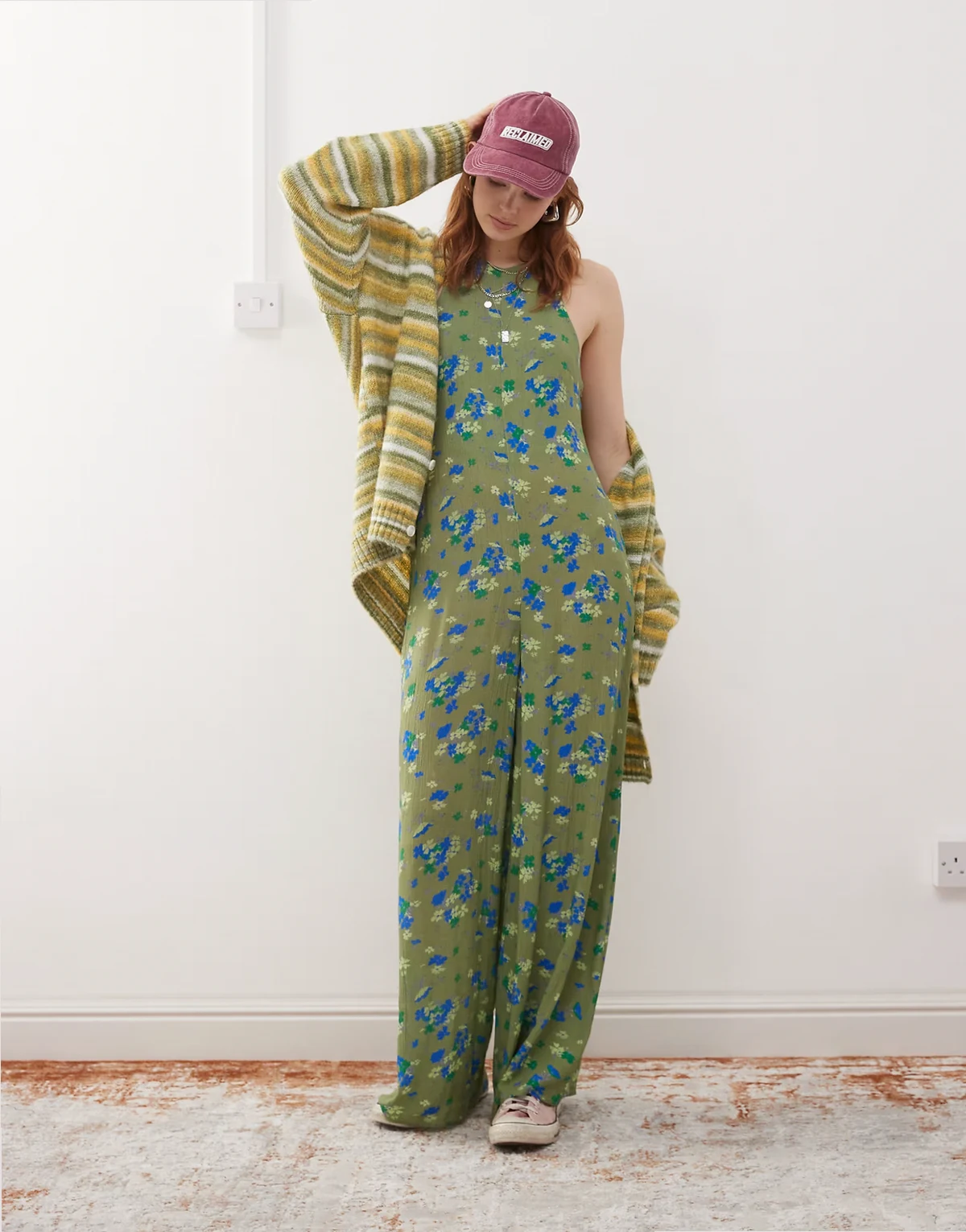 – Zielony kombinezon na ramiączkach z odkrytymi plecami w drobny kwiatowy wzór