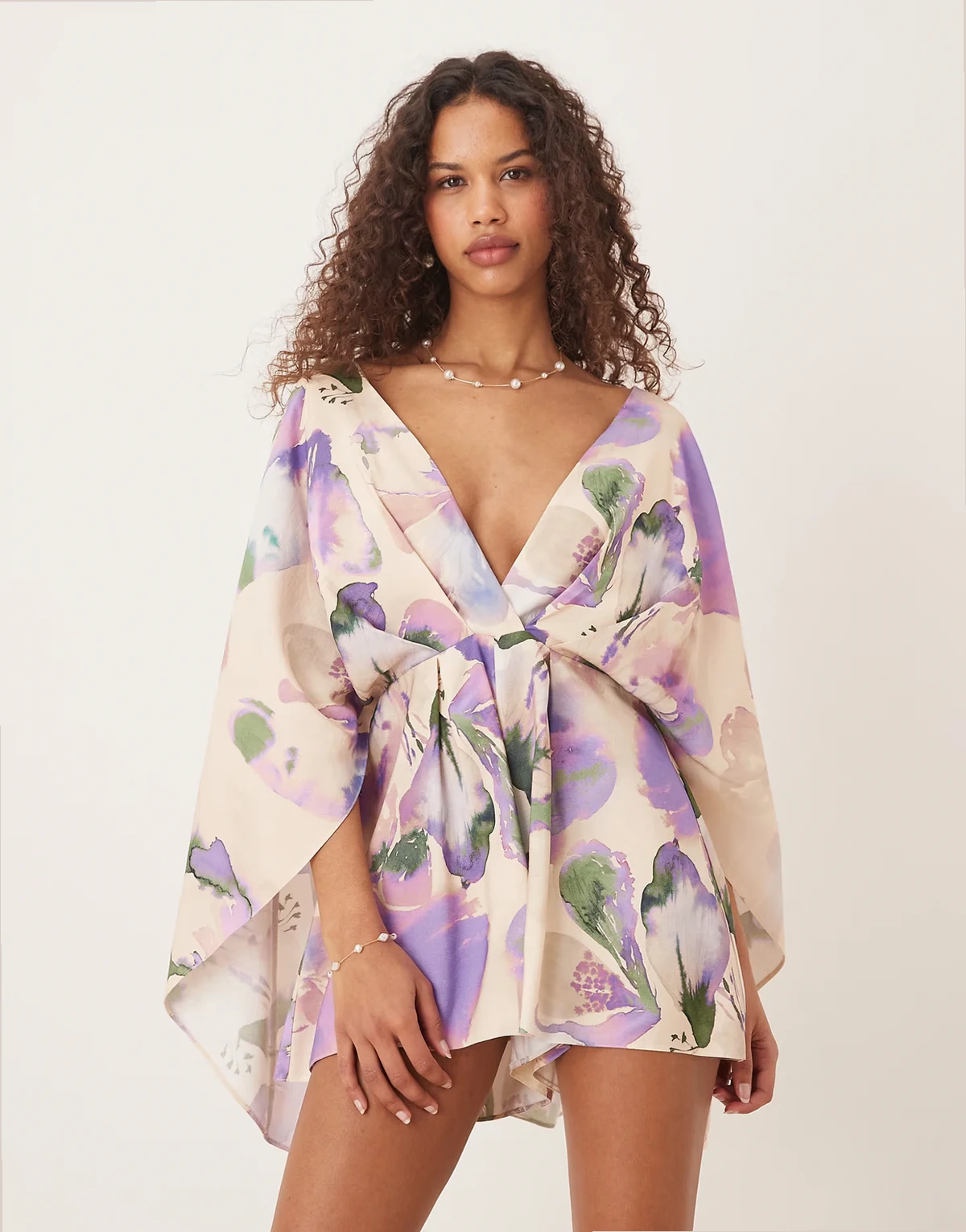 – Playsuit mit abstraktem Blumenmuster und extrem akzentuierten Ärmeln