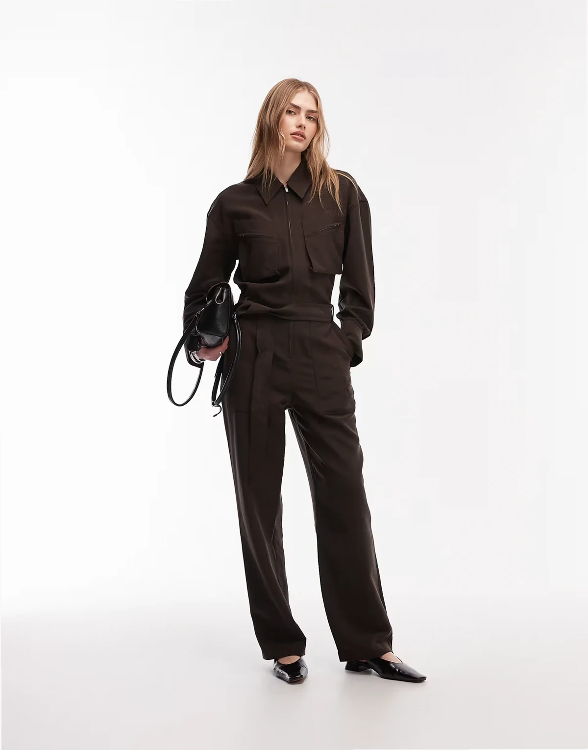 – Utility-Jumpsuit aus reiner Baumwolle in Braun mit Bindegürtel vorne