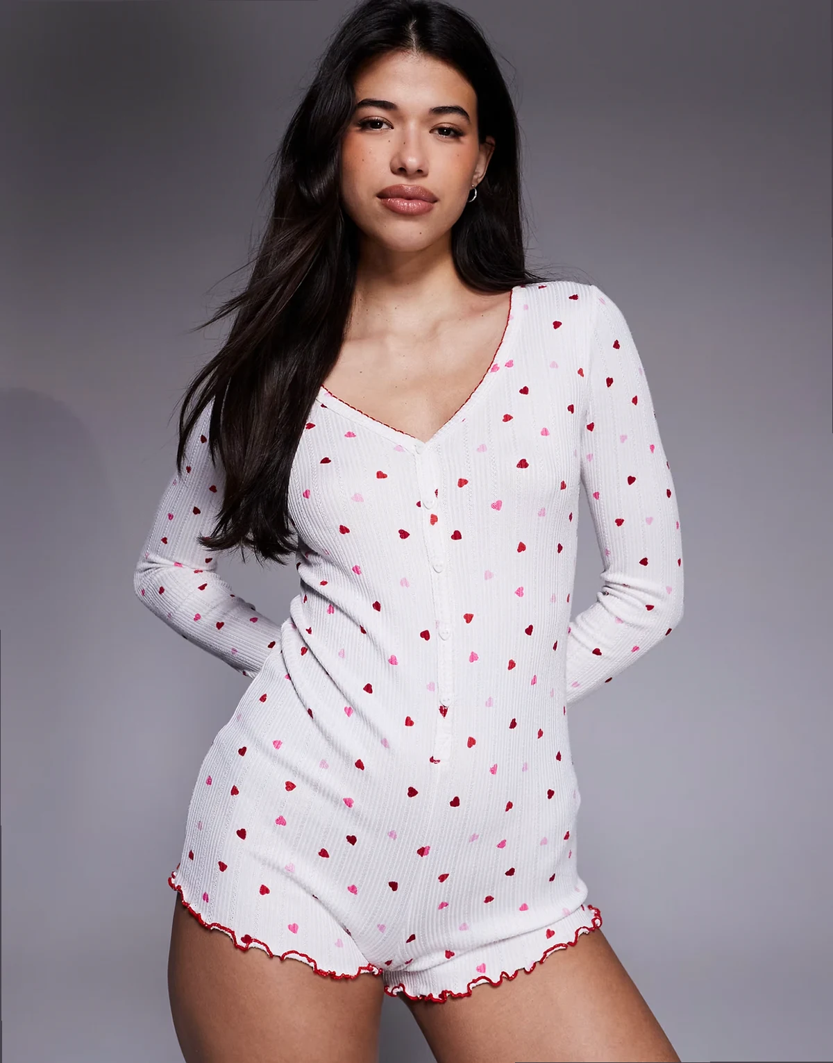 – Gerippter Playsuit in Elfenbein mit Herzprint