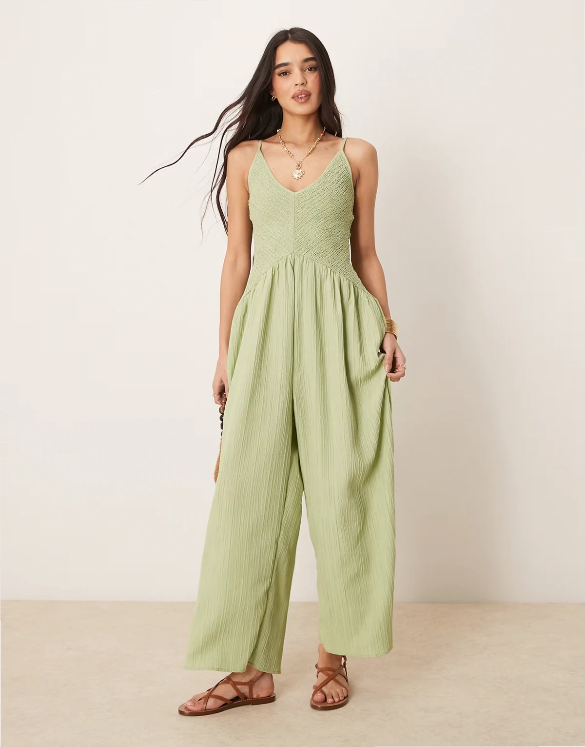 – Marszczony kombinezon z dekoltem w kształcie litery V i obniżonym stanem w kolorze khaki