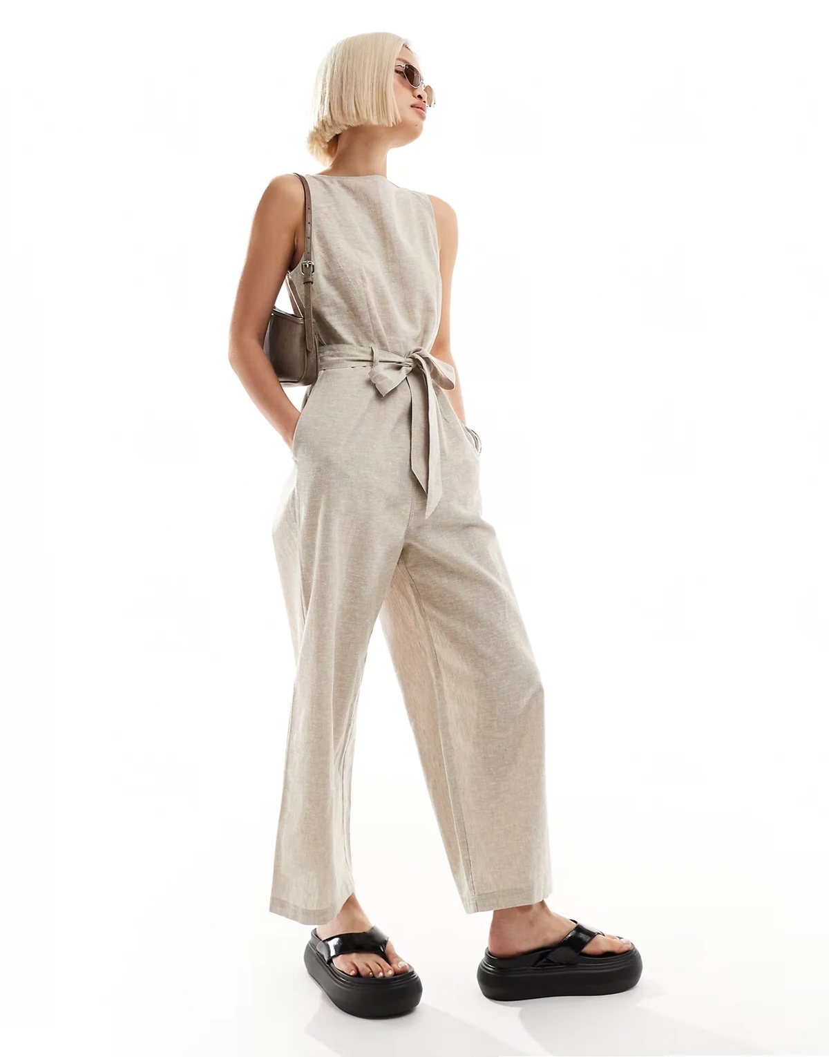 – Ärmelloser Jumpsuit aus Leinen in Beige mit Bindegürtel