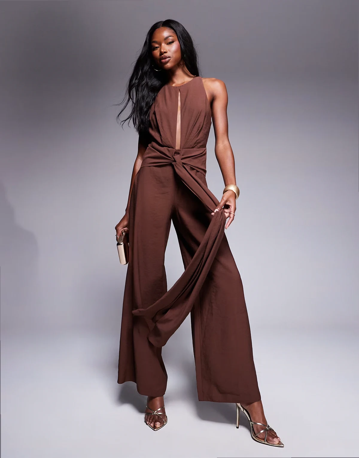 – Hochgeschlossener Jumpsuit in Schokobraun mit Schnürdetail