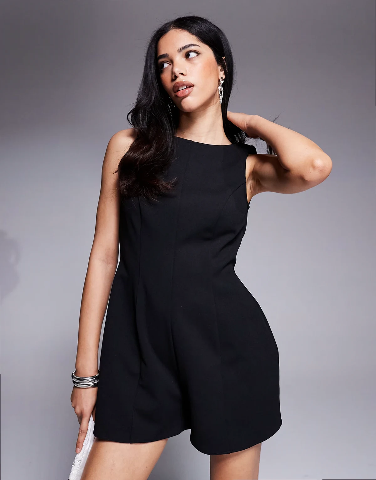 – Czarny usztywniany krótki kombinezon z szortami i dekoltem w łódkę