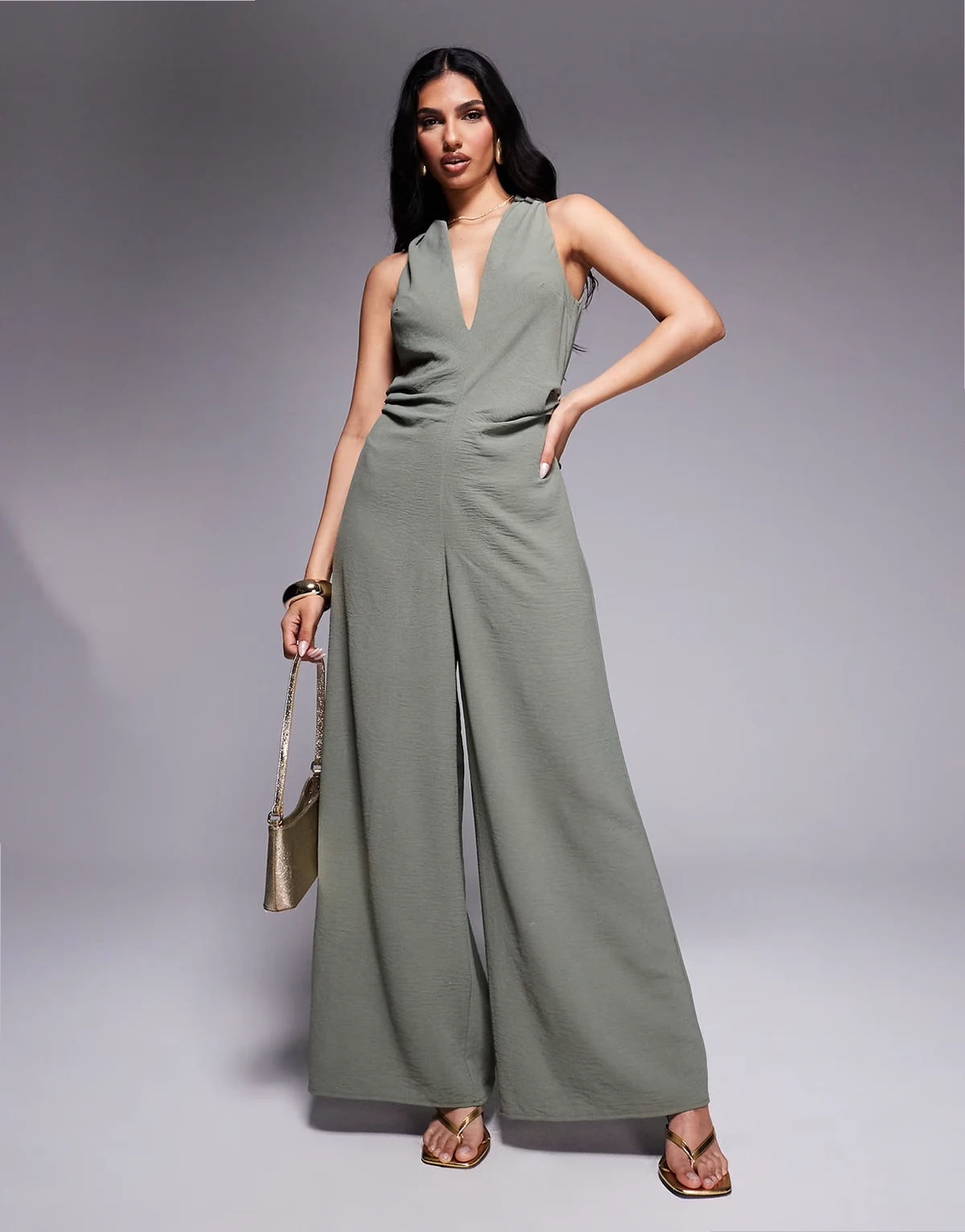 – Marszczony w talii kombinezon w kolorze khaki z dekoltem w kształcie litery V