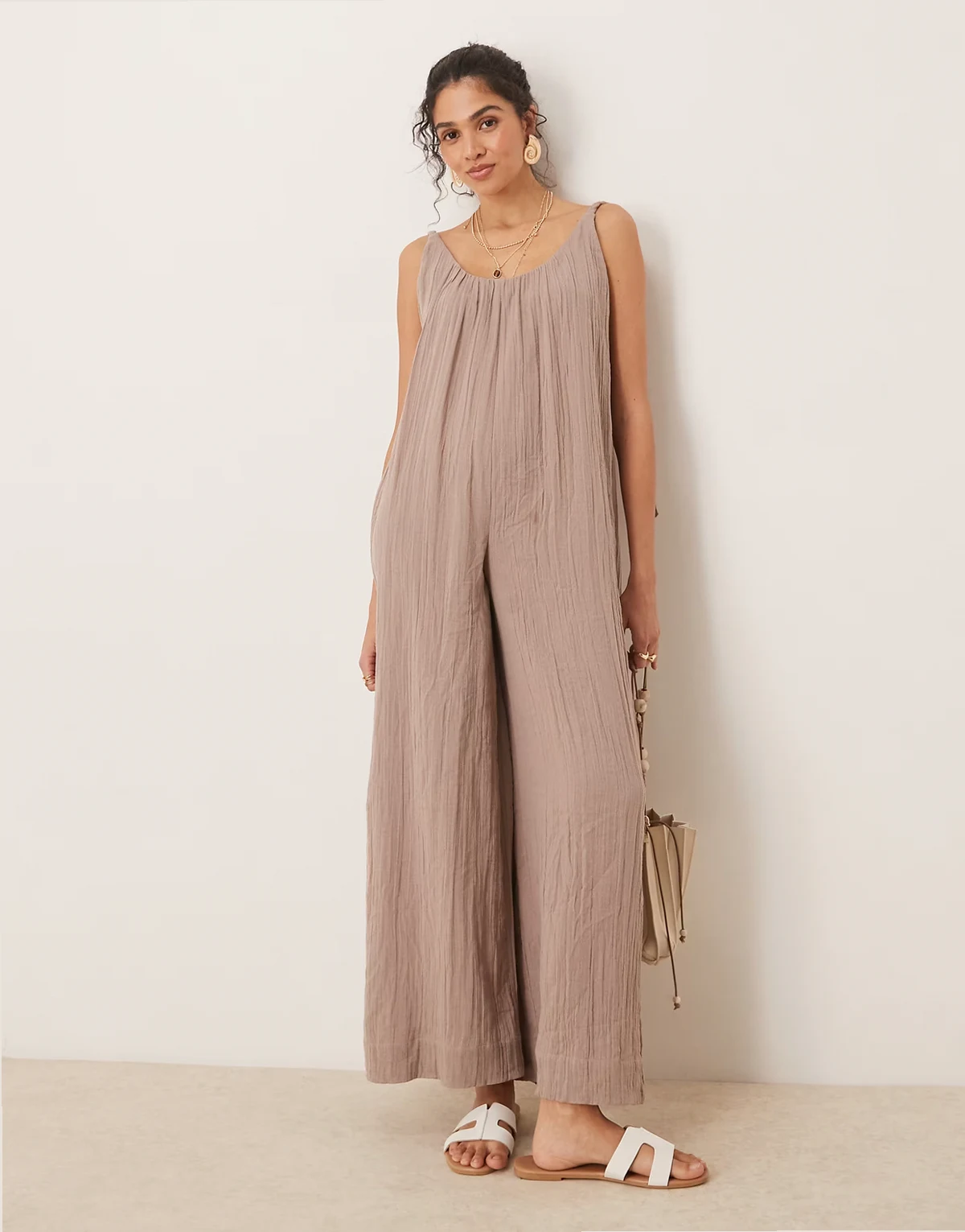 – Szarobrązowy kombinezon z dekoltem U i wiązanymi plecionymi ramiączkami