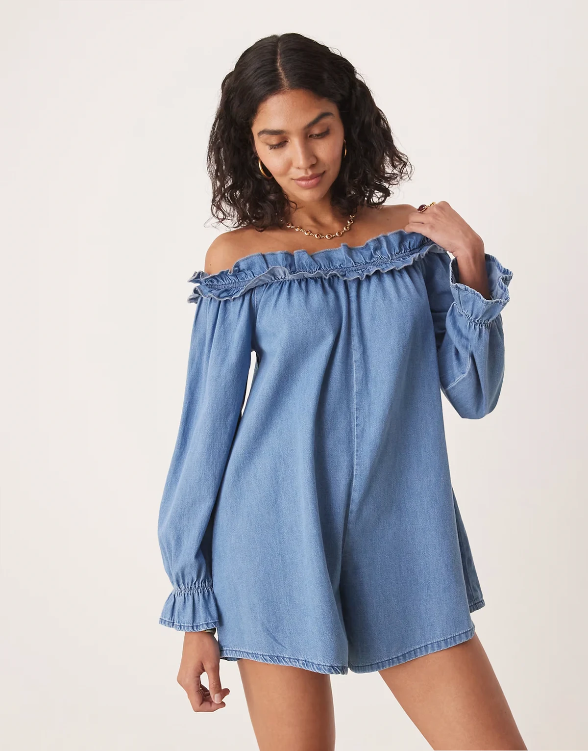 – Krótki jasnoniebieski kombinezon z falbankami z miękkiego jeansu