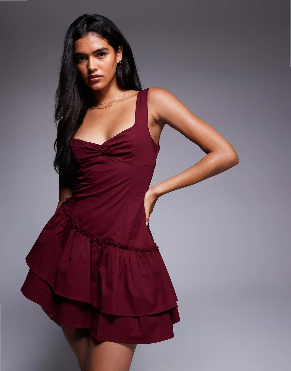 – Shantelle – Bordowy asymetryczny krótki kombinezon z falbankami