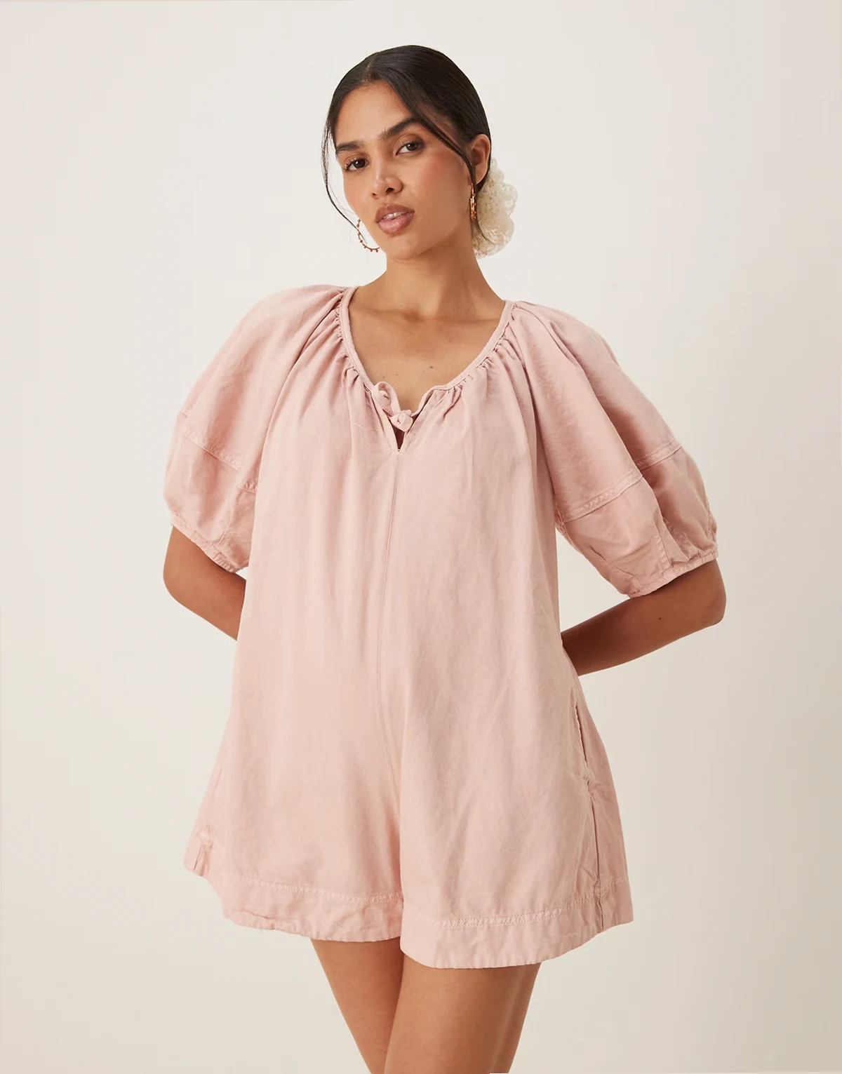 – Krótki różowy kombinezon z miękkiego jeansu z balonowymi rękawami