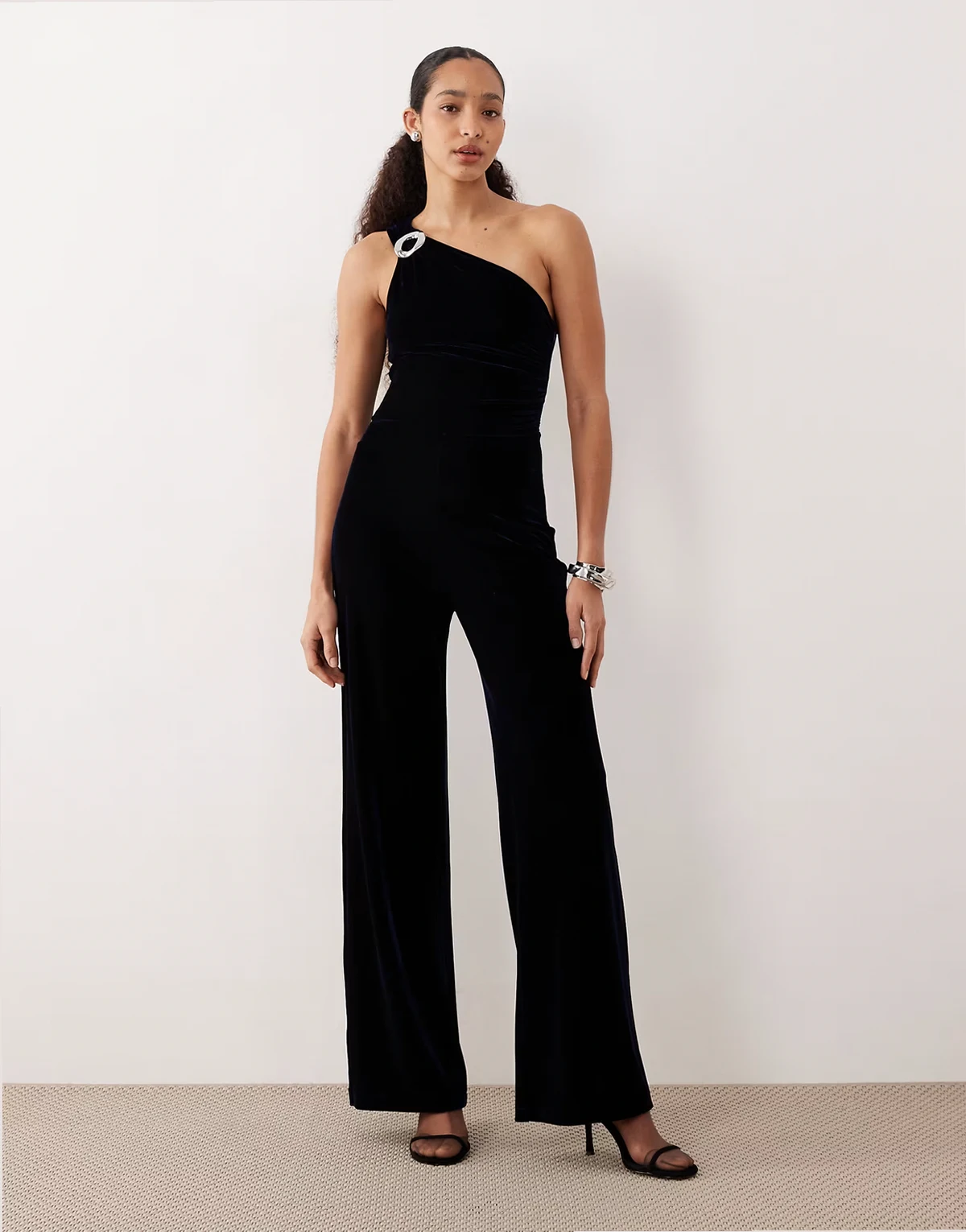 – Jumpsuit aus Samt in Marineblau mit One-Shoulder-Träger und Metalldetail