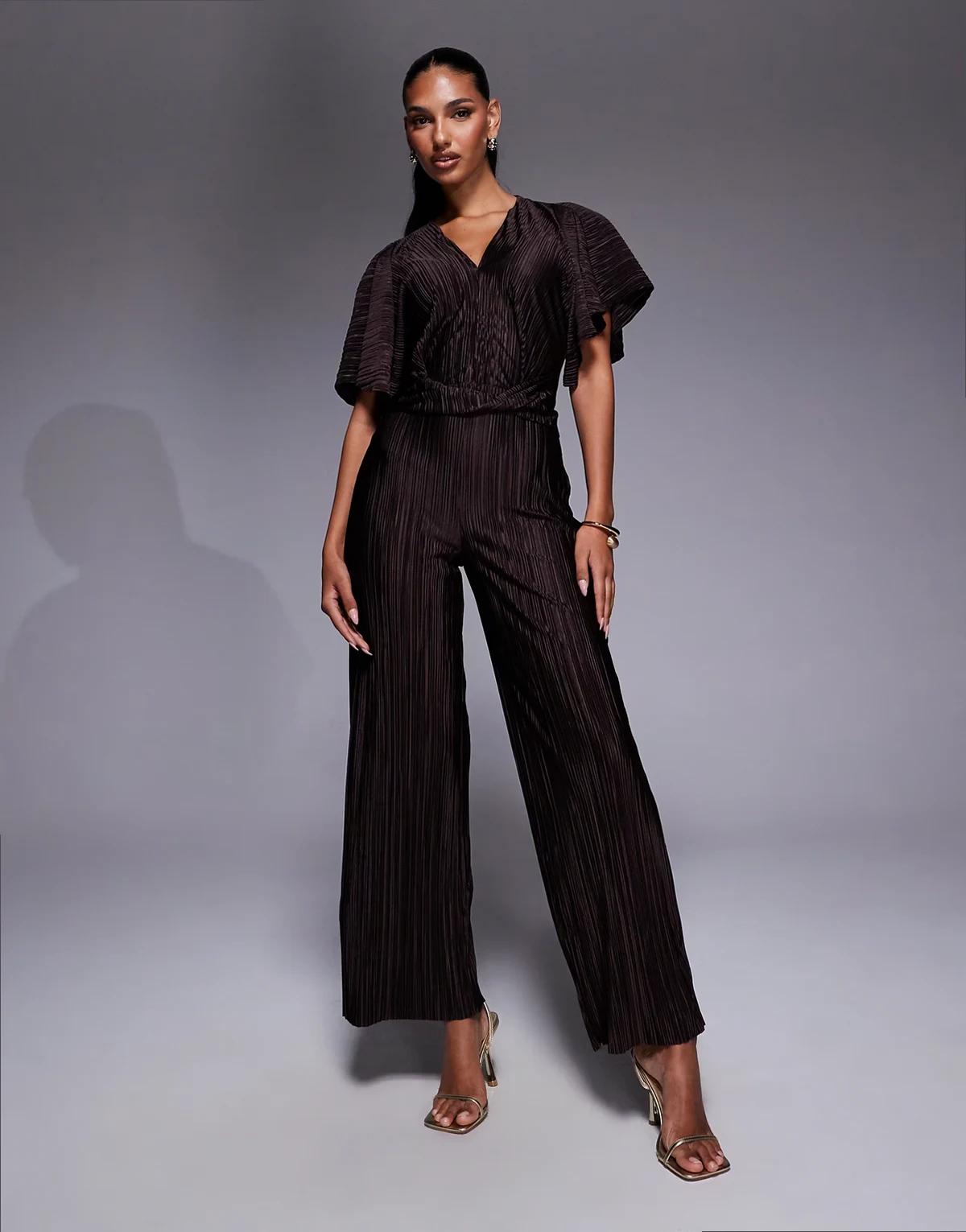 – Czekoladowy plisowany kombinezon kopertowy z krótkimi rękawami i głębokim dekoltem