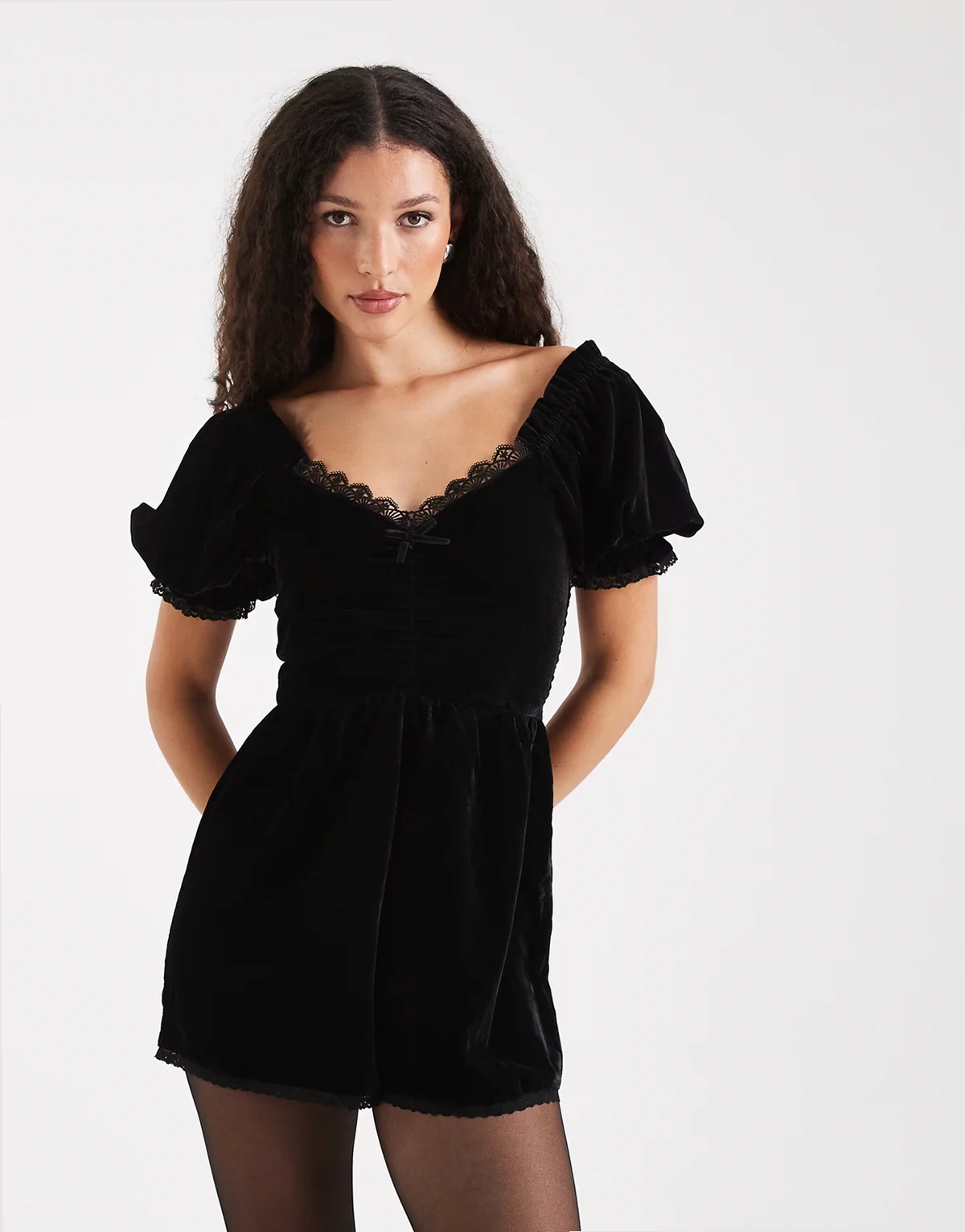 – Playsuit aus Samt in Schwarz mit Puffärmeln