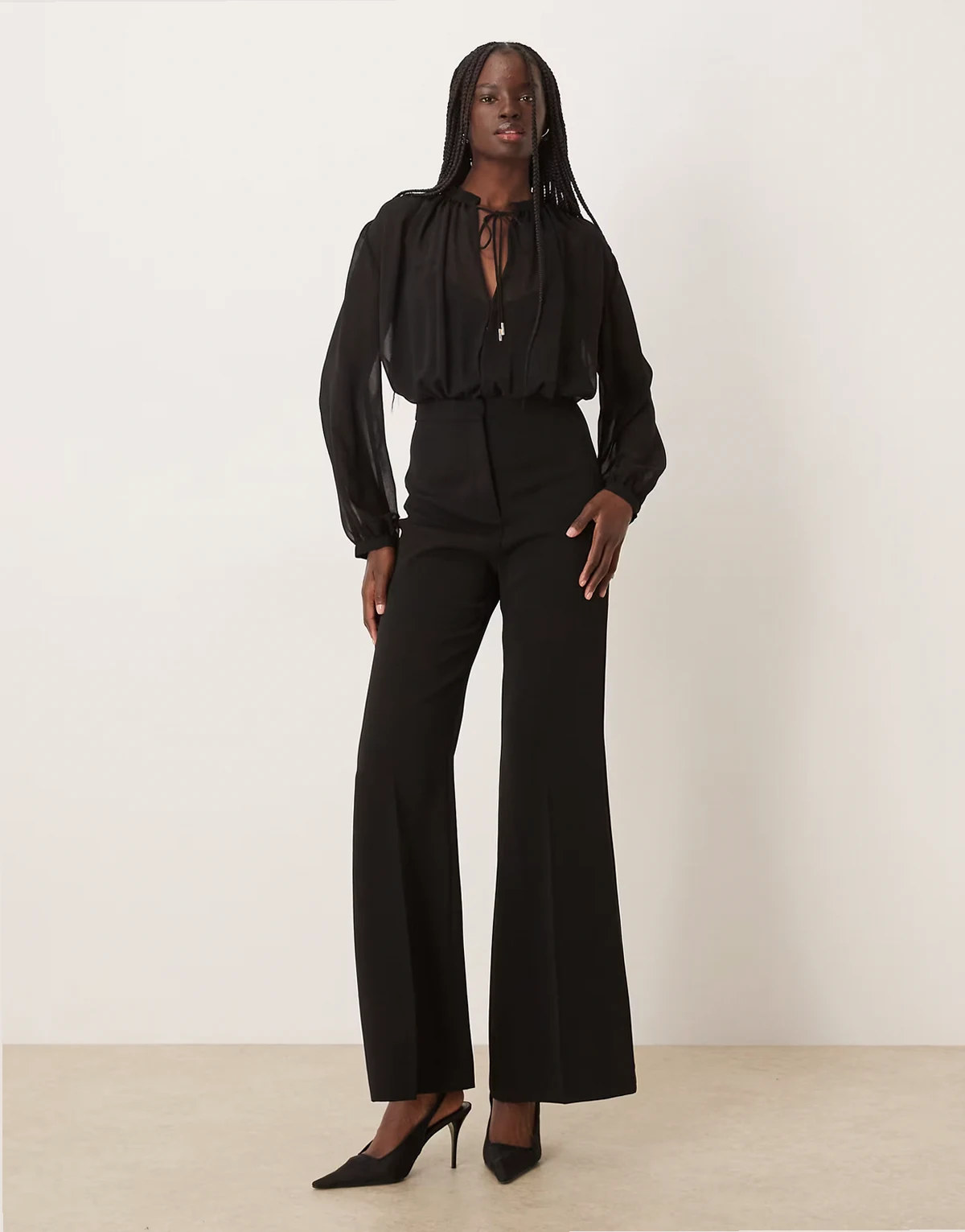 – Czarny kombinezon z długimi rękawami i marszczeniem