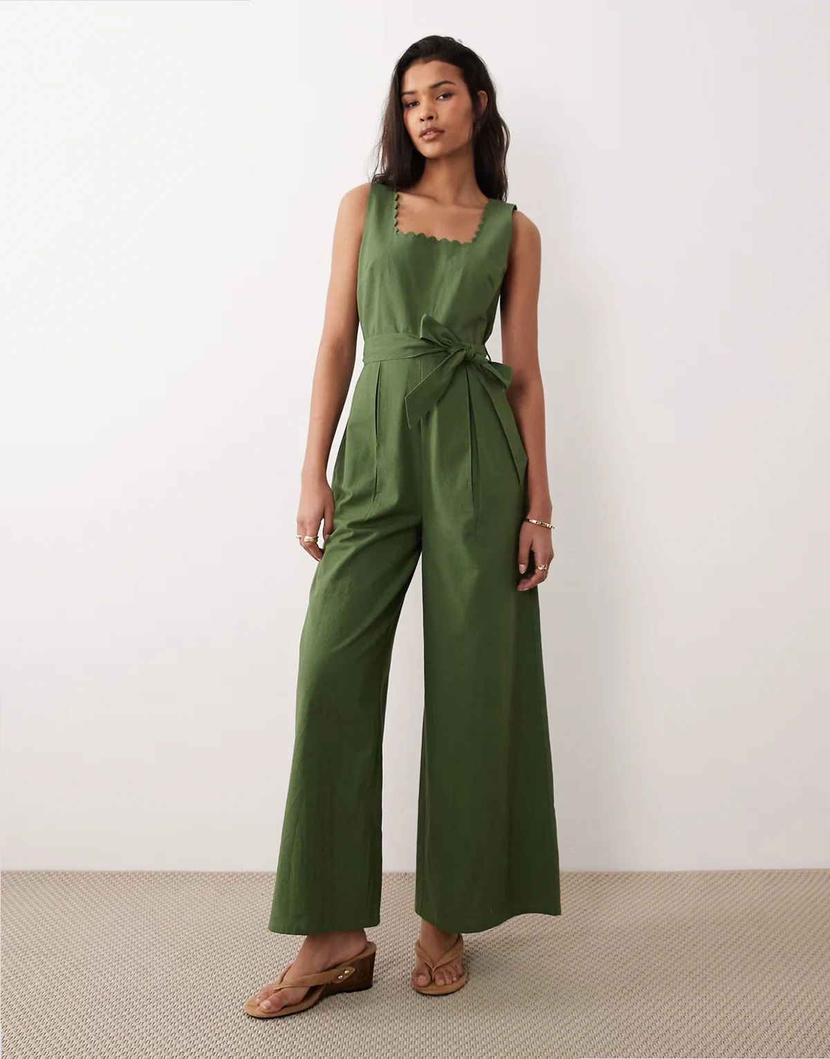 – Bessie – Jumpsuit in Grün mit eckigem Ausschnitt und Schleifendetail