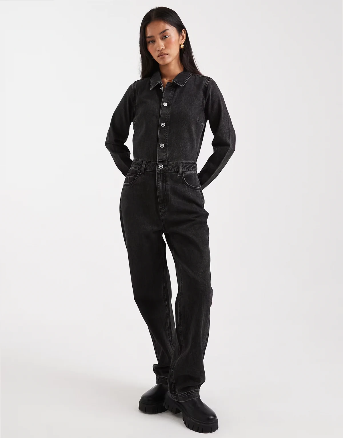 – Czarny jeansowy kombinezon