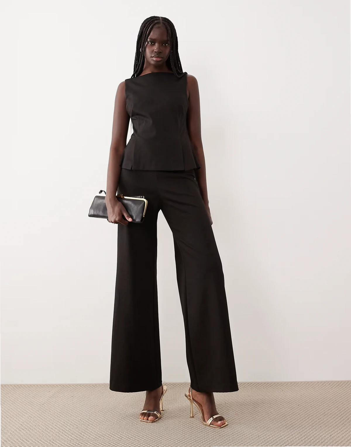 – Szary dopasowany kombinezon bez rękawów