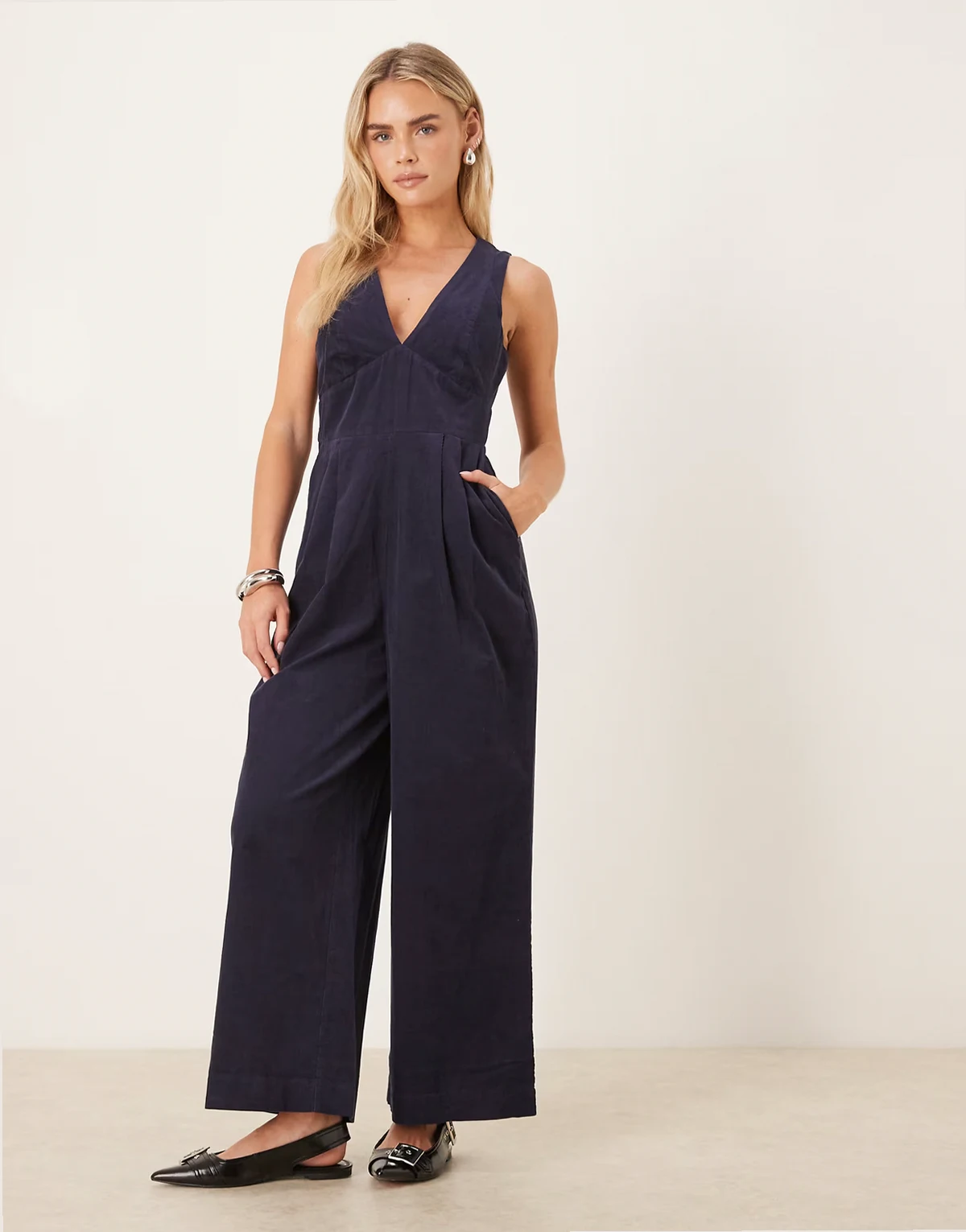 – Arizona – Granatowy sztruksowy kombinezon bez rękawów z dekoltem w szpic z czystej bawełny