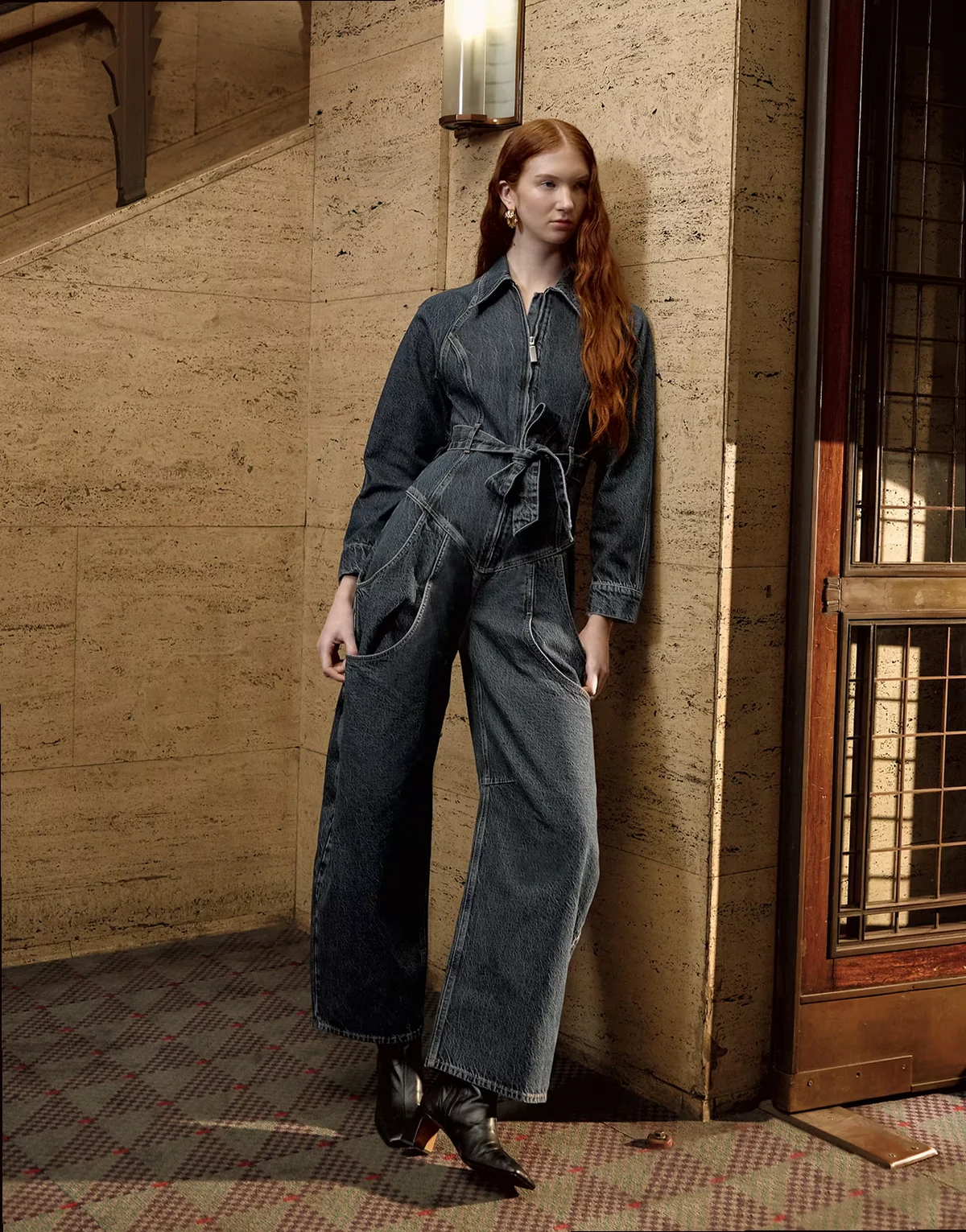 Tolu Coker x Topshop – Circular Design – Ciemnoniebieski jeansowy kombinezon z baryłkowymi nogawkami