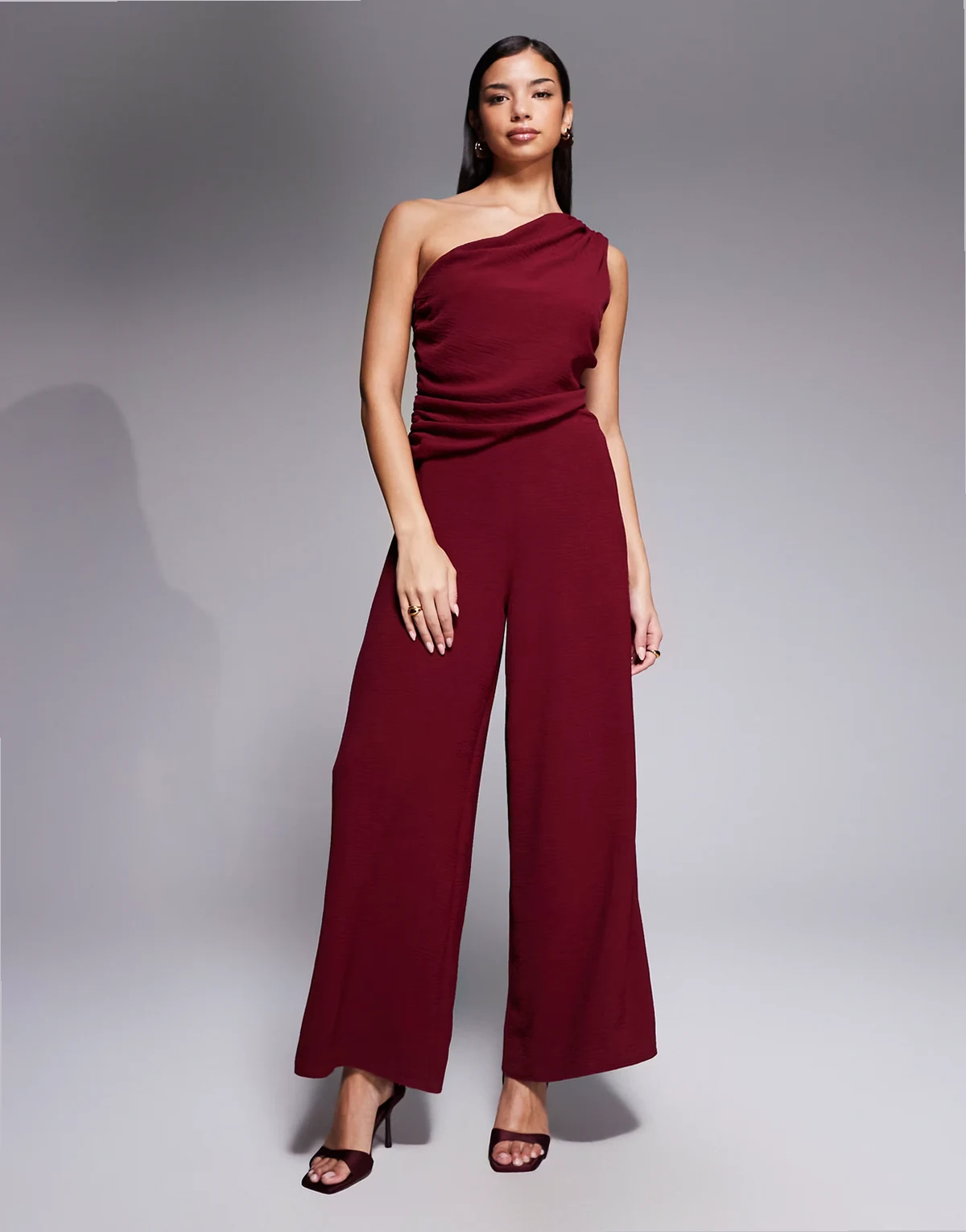 – Bordowy drapowany kombinezon na jedno ramię