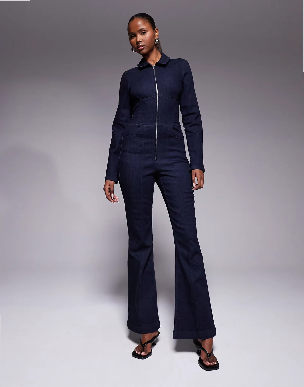 – Jeansowy kombinezon ze stretchem i gorsetową talią w kolorze atramentu