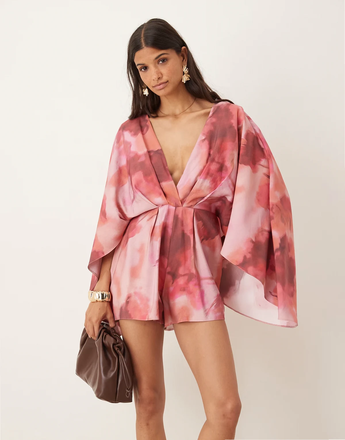 – Krótki kombinezon z obszernymi rękawami i głębokim dekoltem w rozmyty kwiatowy wzór