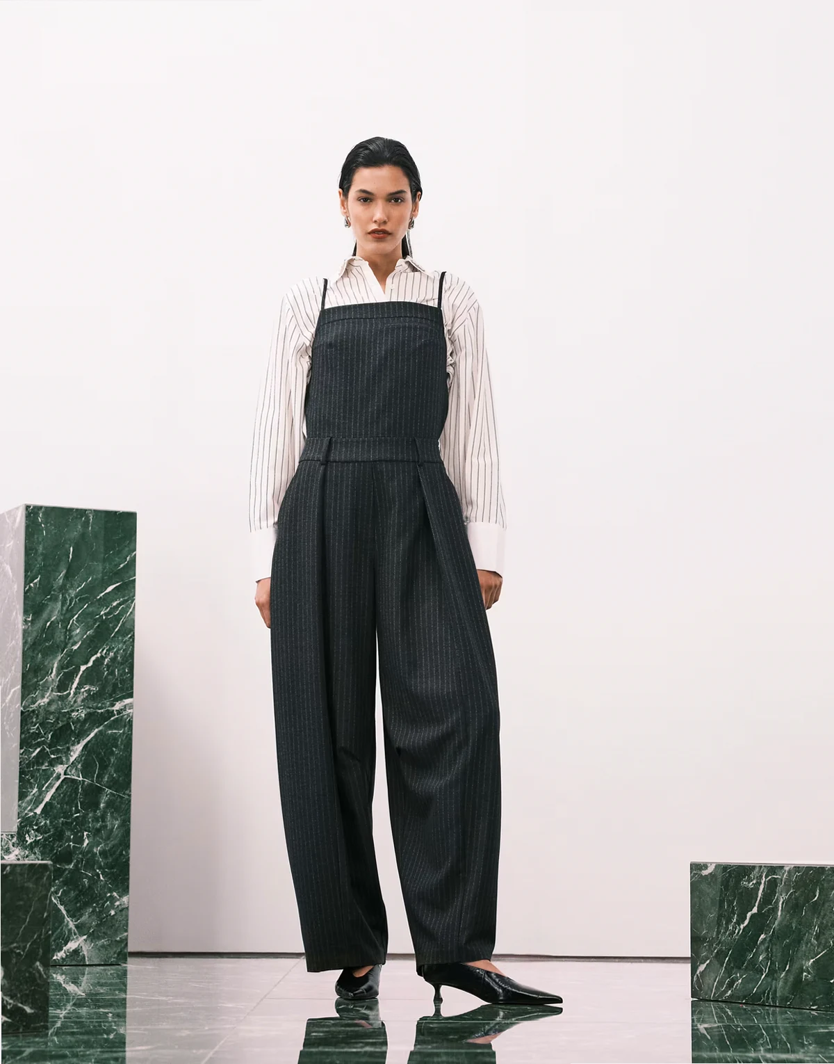 – Czarne eleganckie ogrodniczki w prążki z obniżonym tyłem