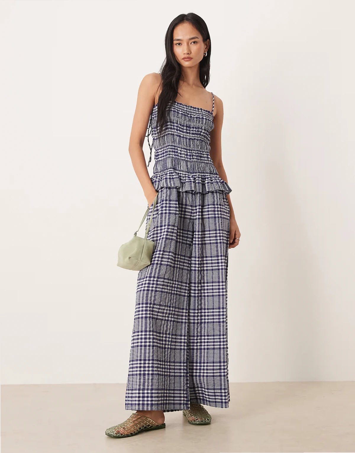 – Gesmokter Jumpsuit mit Schößchen und marineblauem Vichy-Karomuster