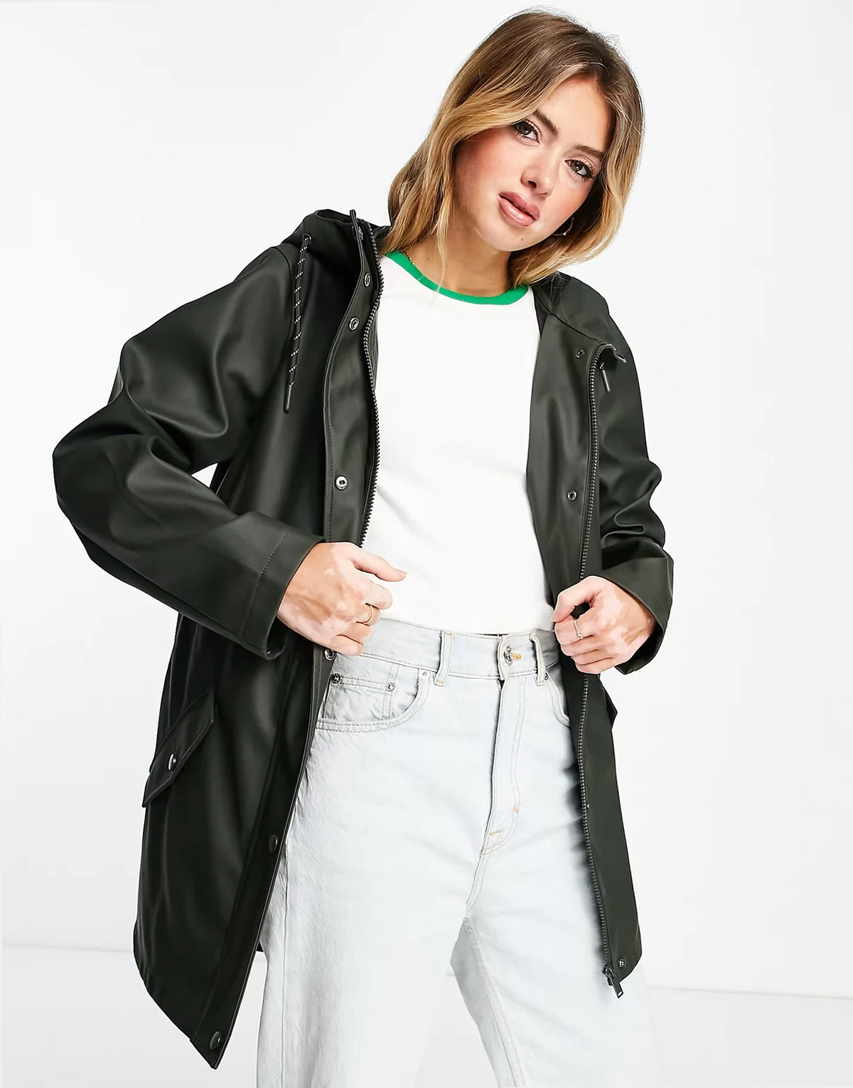 – Beschichtete Jacke in dunklem Khaki mit Kapuze