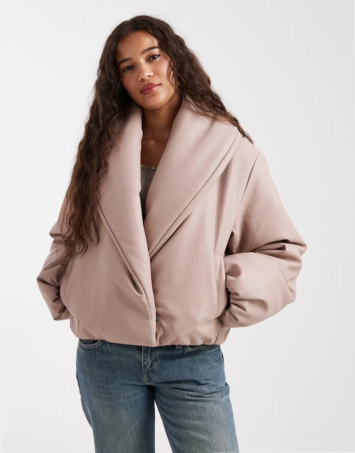 – Cropped-Pufferjacke aus Kunstleder in Steinbeige