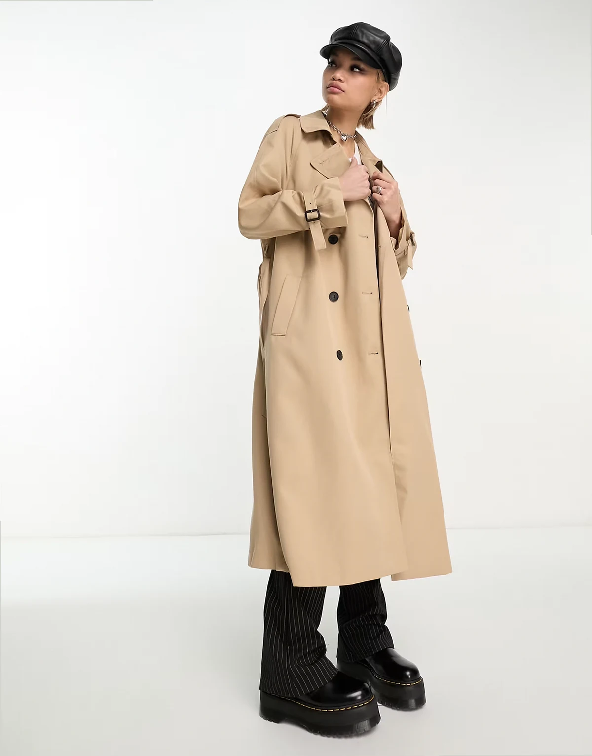 – Zweireihiger Trenchcoat in Kamelbraun
