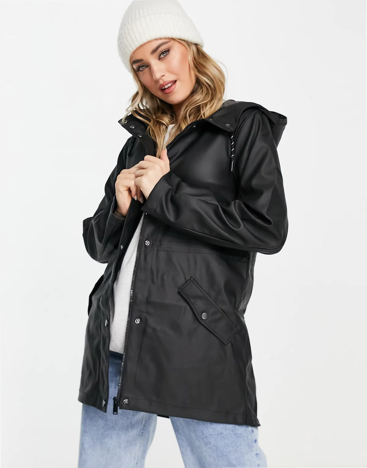 – Regenjacke in Schwarz mit Kapuze