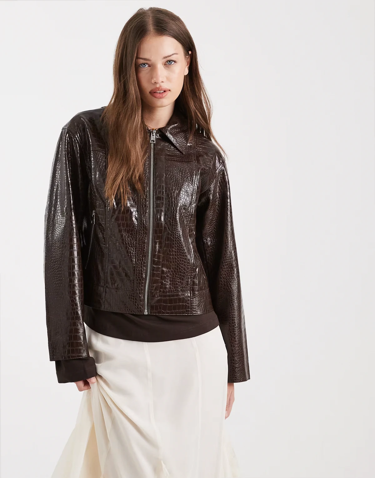 – Hochwertige Cropped-Jacke aus Kroko-Lederimitat in Schokobraun