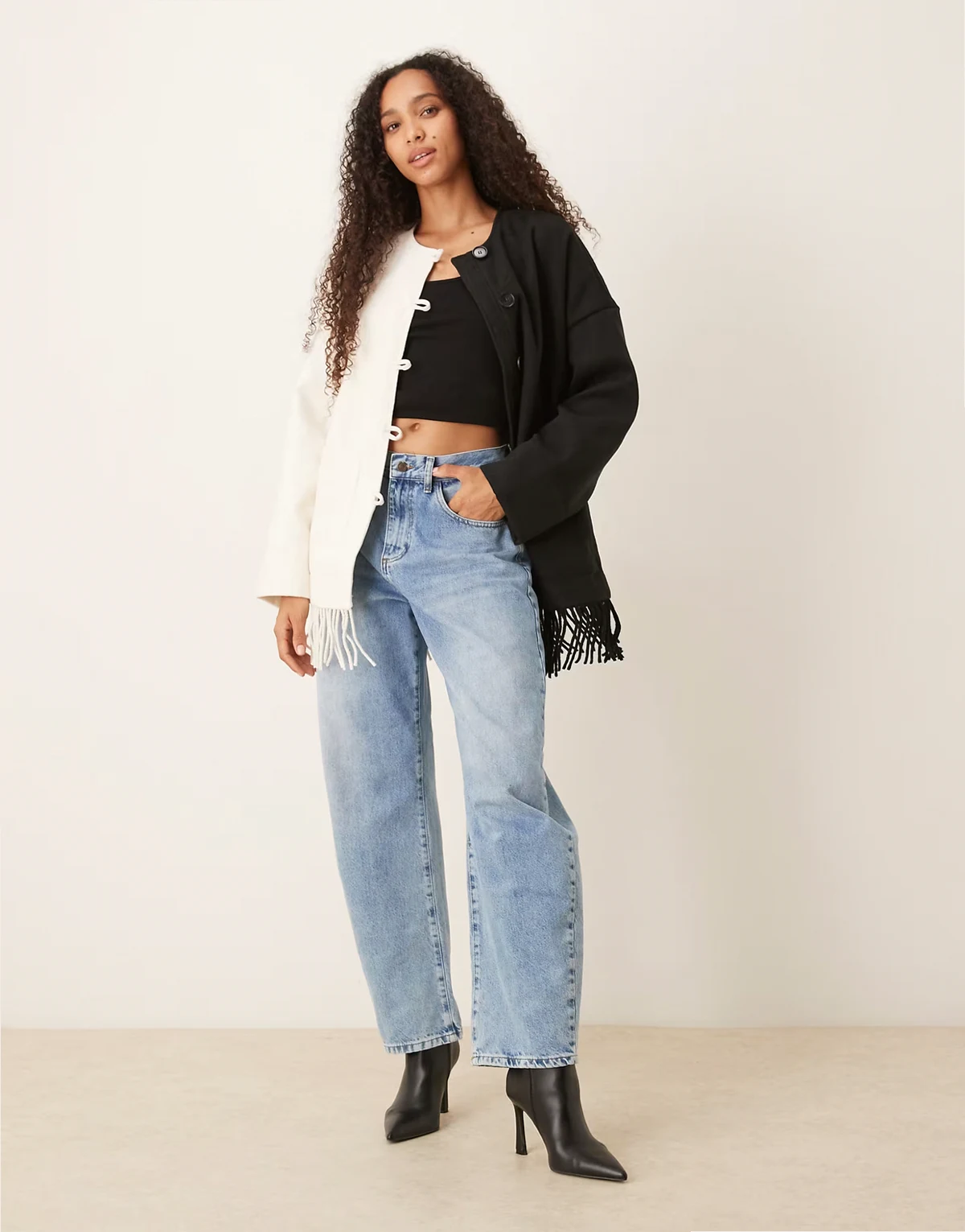 – Jacke mit Fransen und Kontrast in Schwarz und Creme