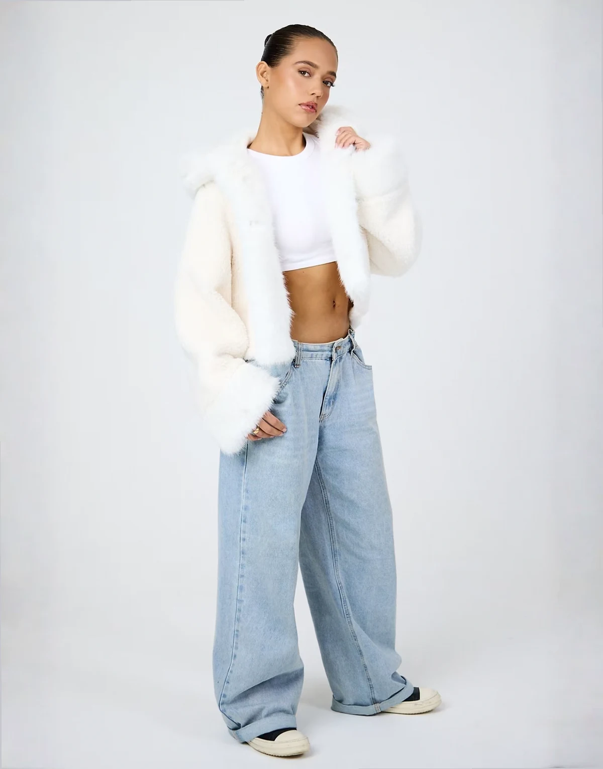 – Jacke aus Bouclé in Creme mit Kunstpelzbesatz und Kapuze