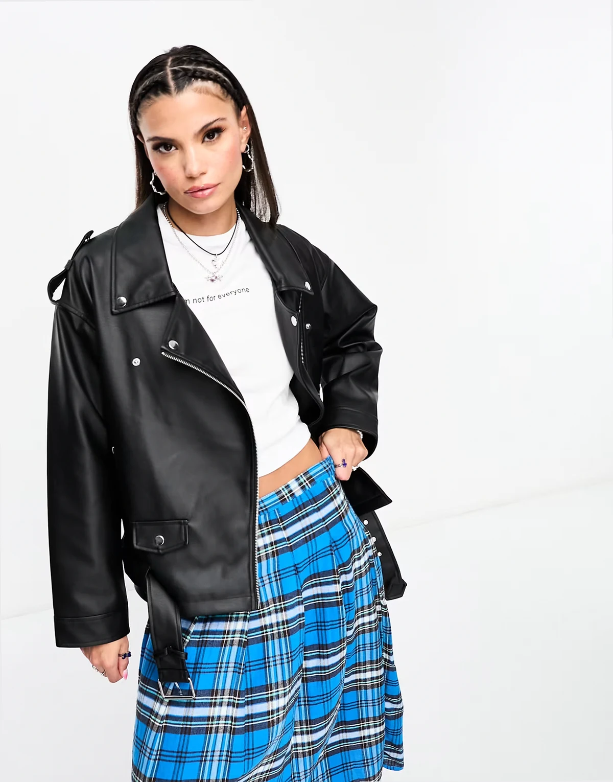 – Czarna kurtka oversize typu biker z imitacji skóry