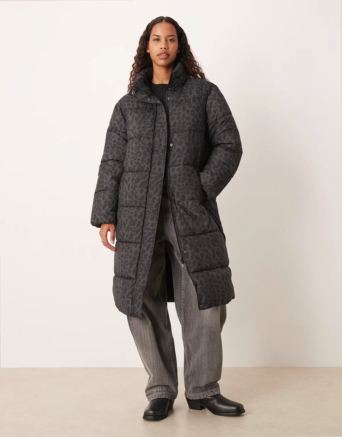 – Longline-Pufferjacke mit farblich abgestimmtem Leopardenmuster