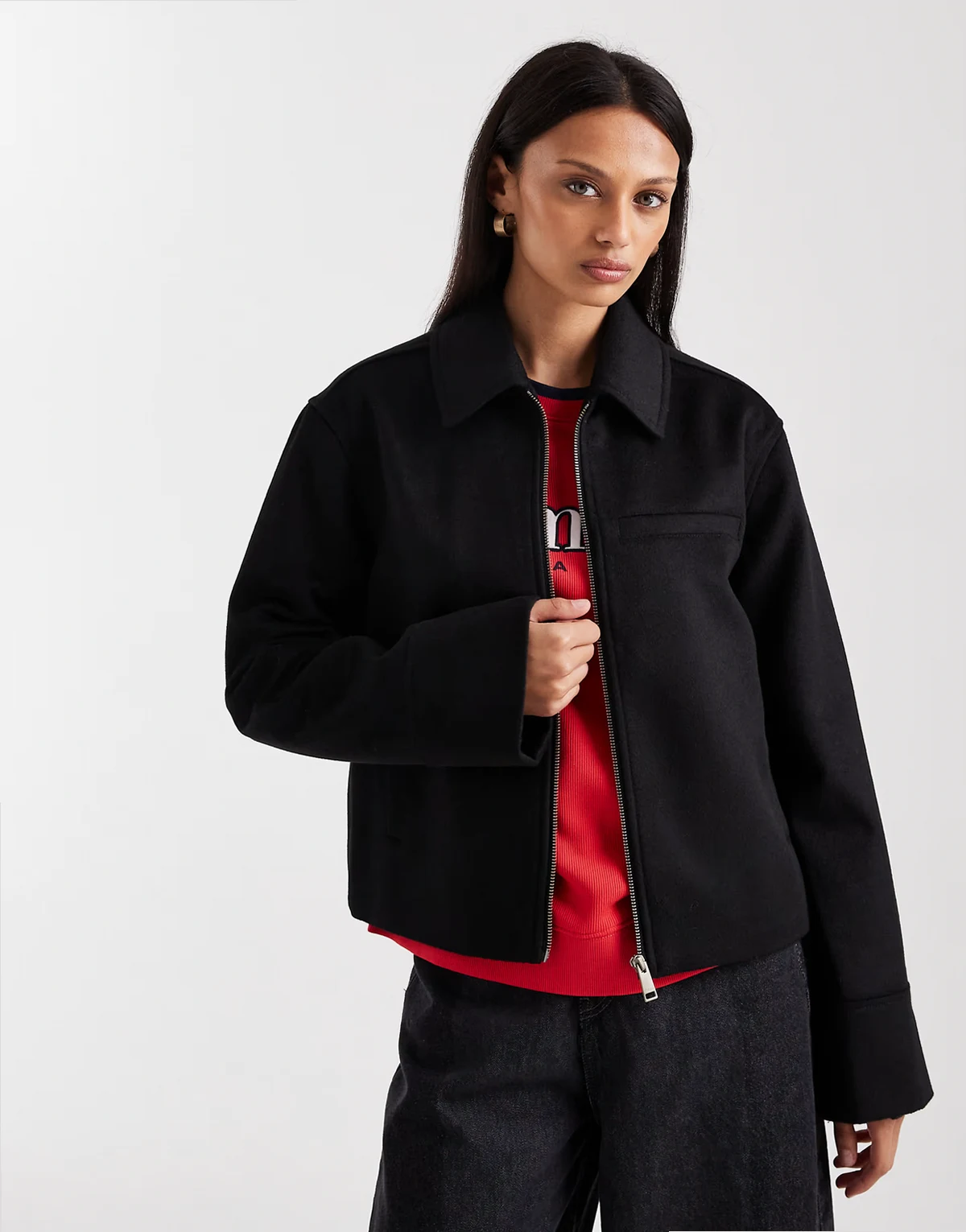 – Wolljacke in Schwarz mit Reißverschluss vorne und Kragen