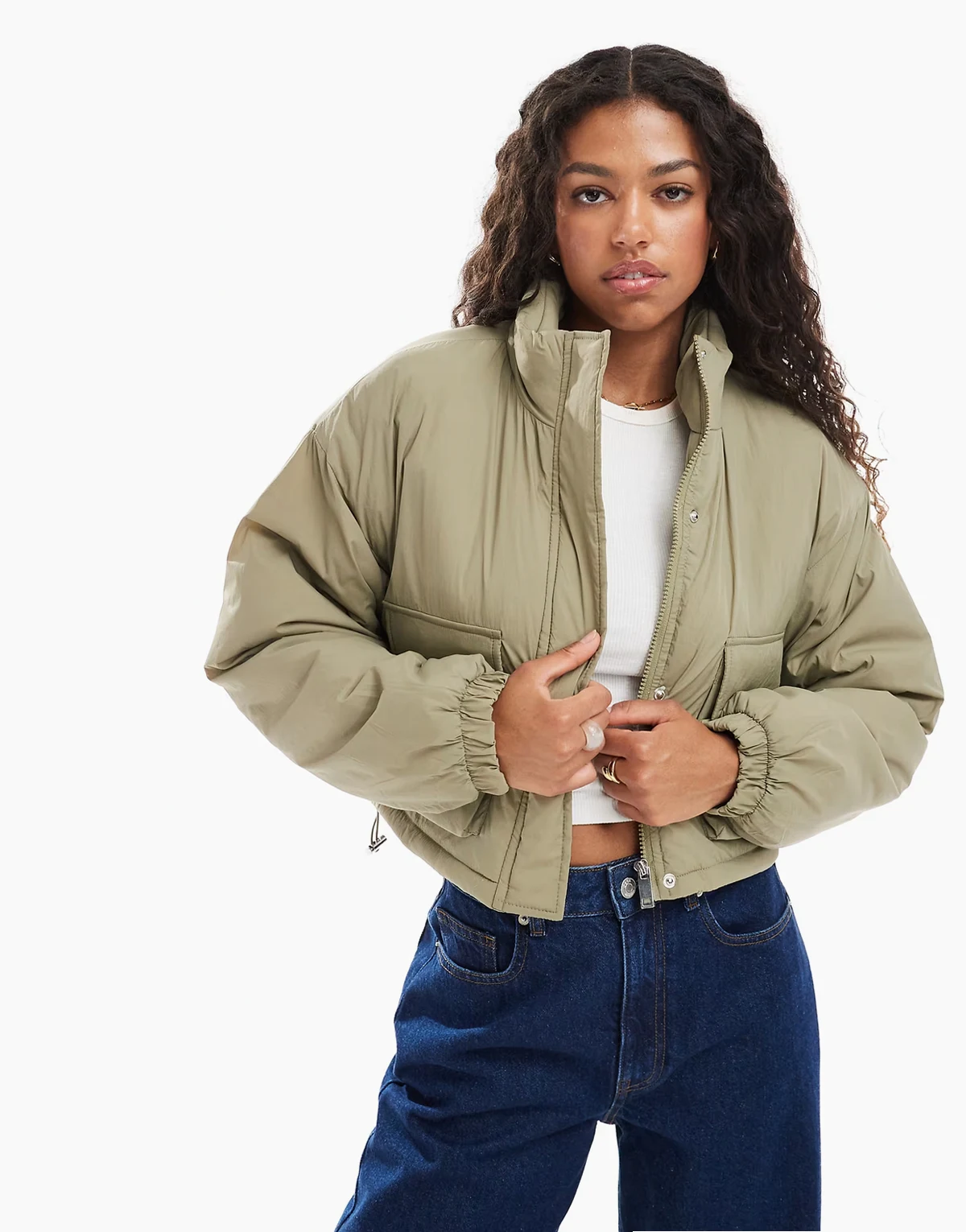 – Kurze, wattierte Jacke in Salbeigrün mit Trichterkragen und Taschen