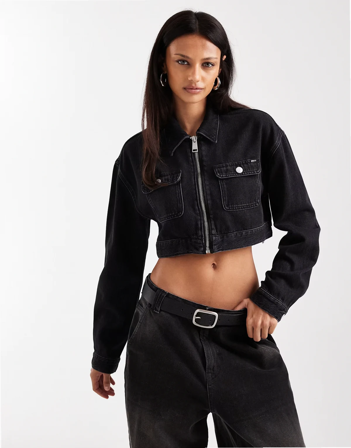 – Cropped-Jeansjacke in Schwarz mit Reißverschluss