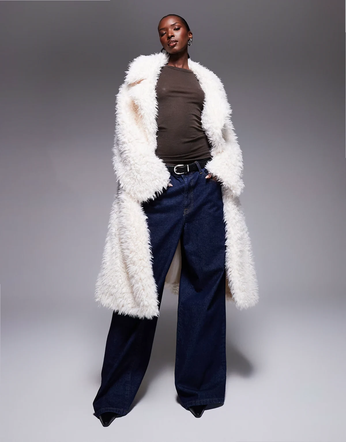 – Longline-Mantel aus flauschigem Teddyfell in Cremeweiß mit Gürtel und Oversize-Schnitt