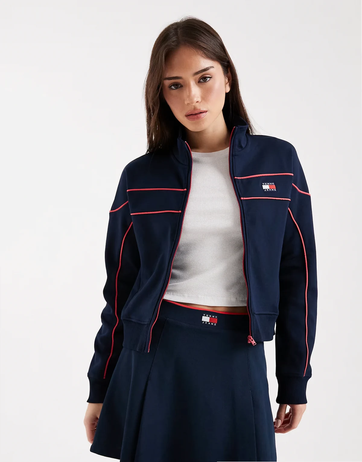 – Jacke in Marineblau mit Paspelierung, Logo-Aufnäher und Reißverschluss, Kombiteil