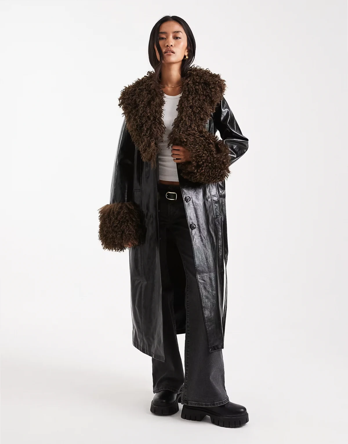 – Vinyl-Trenchcoat in Schwarz mit Kunstpelzbesatz