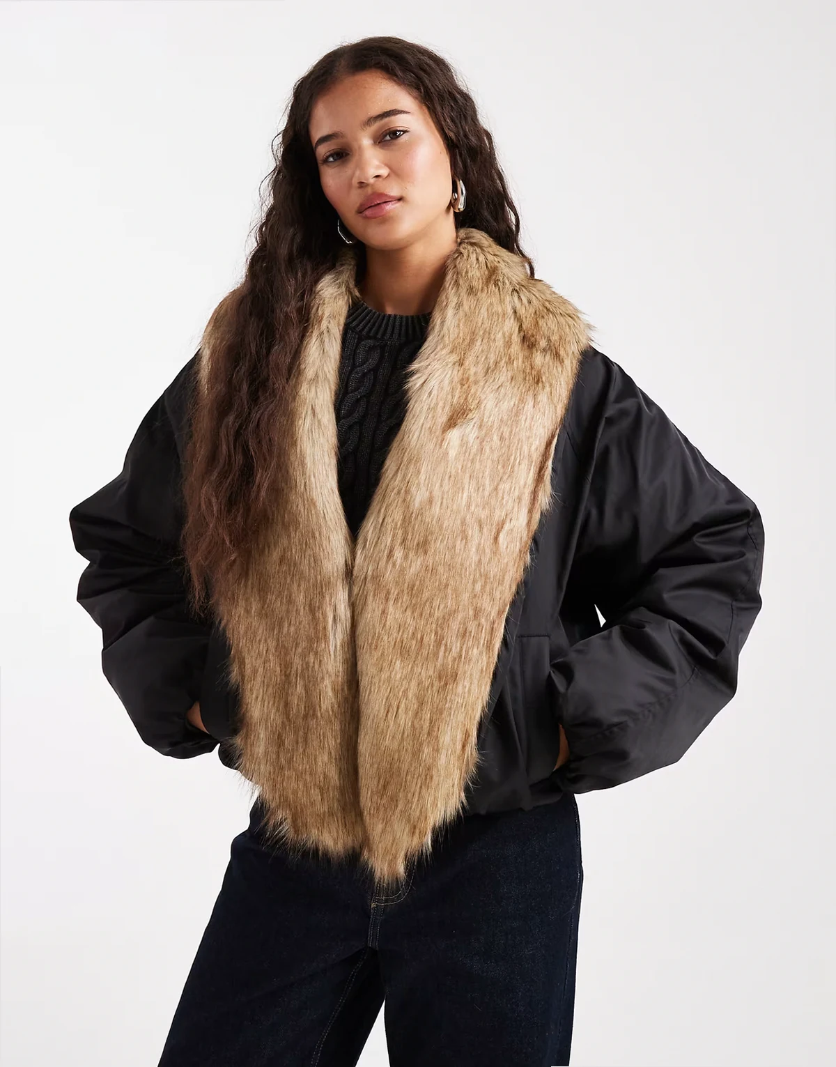 – Cropped Pufferjacke in Schwarz mit extremem Kunstpelzkragen
