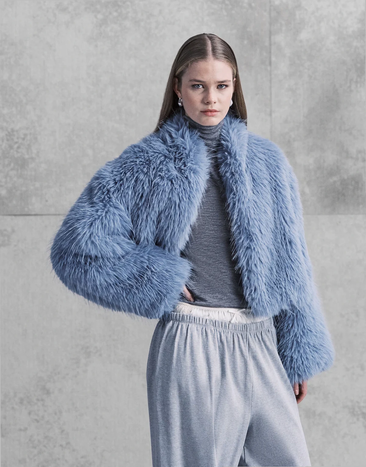 – Cropped-Jacke aus mongolischem Kunstpelz in Blau mit weiten Ärmeln
