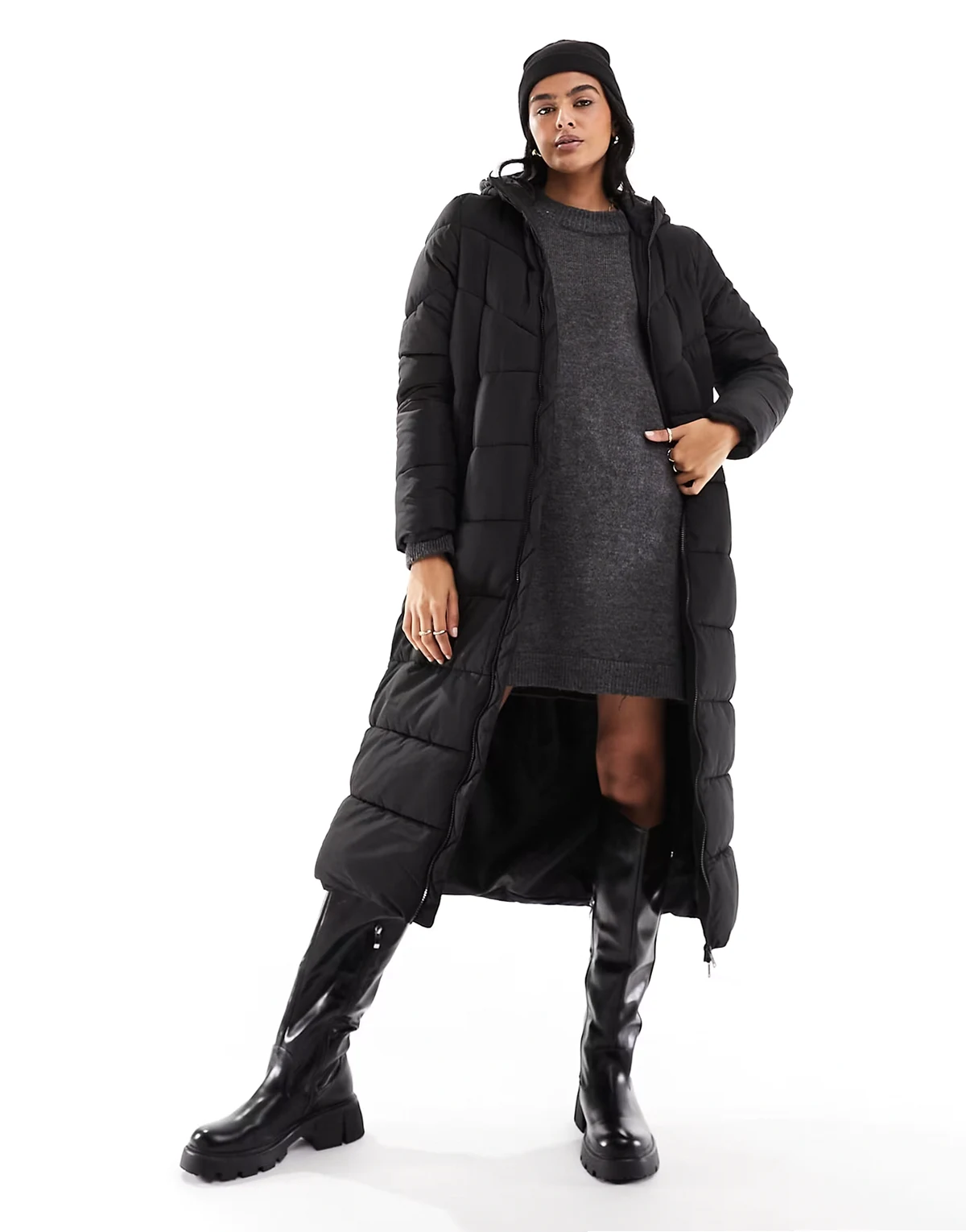 – Czarny ocieplany płaszcz o wydłużonym fasonie z kapturem