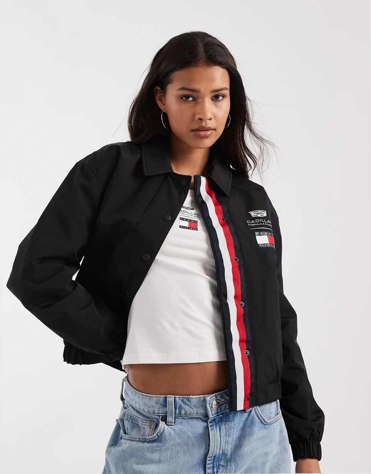 x Cadillac – Cropped-Jacke in Schwarz mit „F1“-Logo