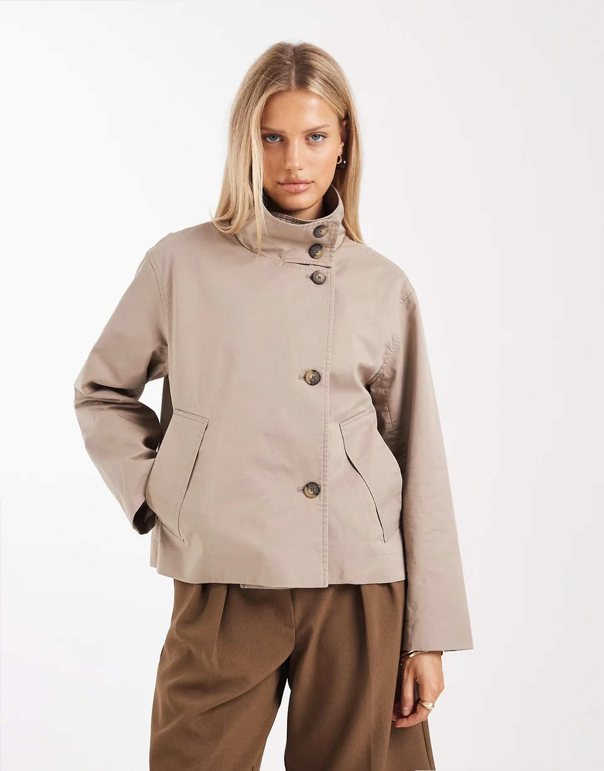 – Hochwertiger, kurzer Trenchcoat in Taupe mit Knopfleiste