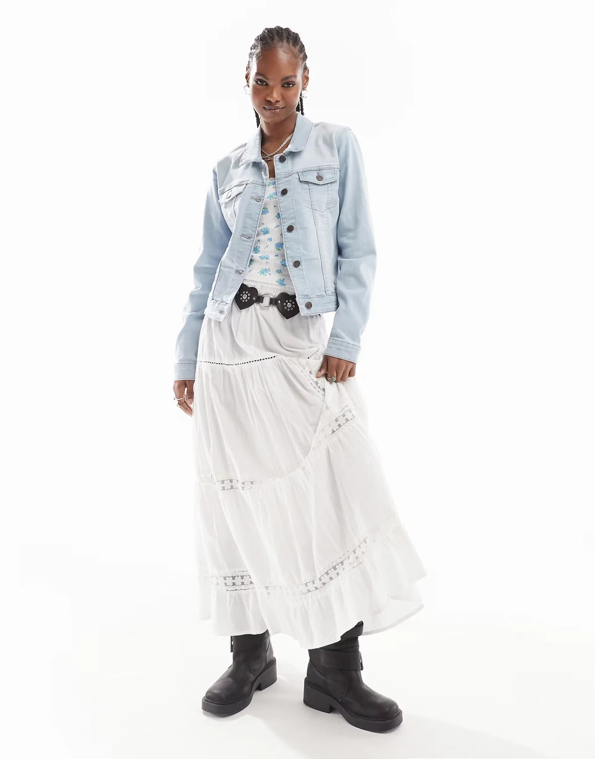 – Jasnoniebieska kurtka jeansowa z efektem wybielenia