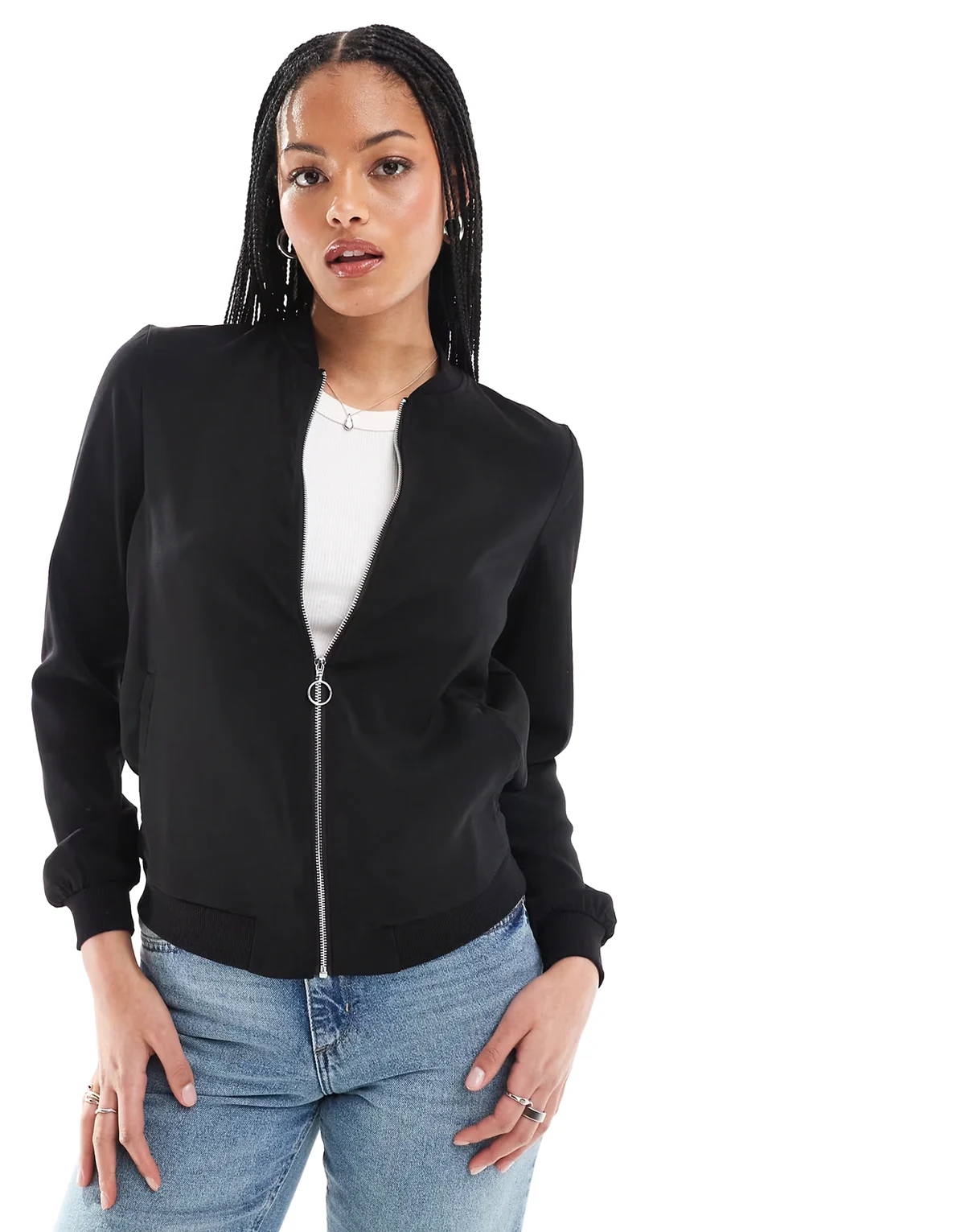 – Czarna lekka kurtka bomberka zapinana na zamek