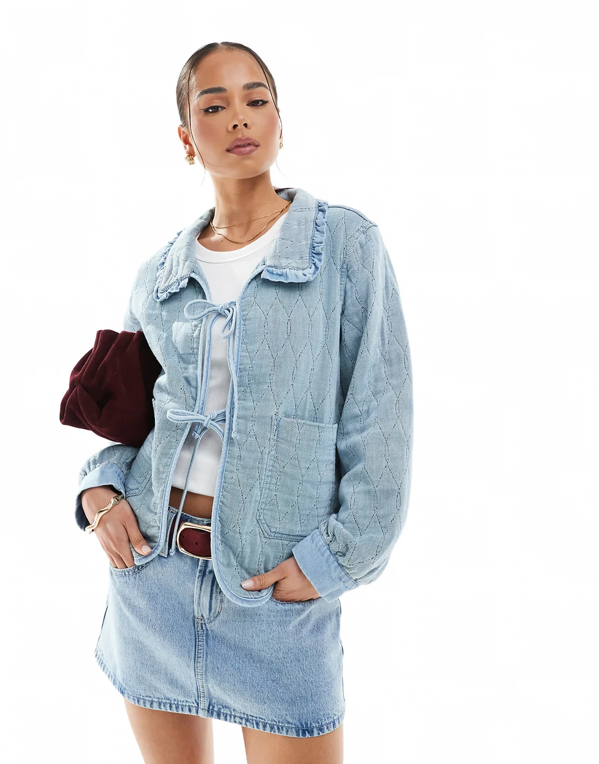 – Gesteppte, vorne gebundene Hemdjacke aus hellblauem Denim mit Rüschenkragen